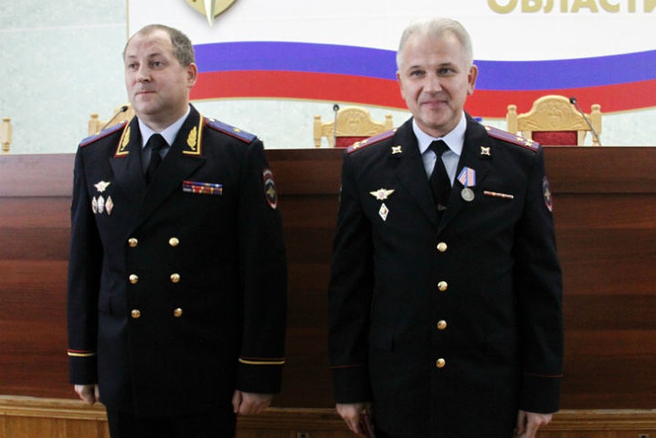 Начальник УМВД по Костромской области Вадим Казьмин вручил главному медику региональной полиции заслуженную награду. Фото: УМВД по Костромской области.