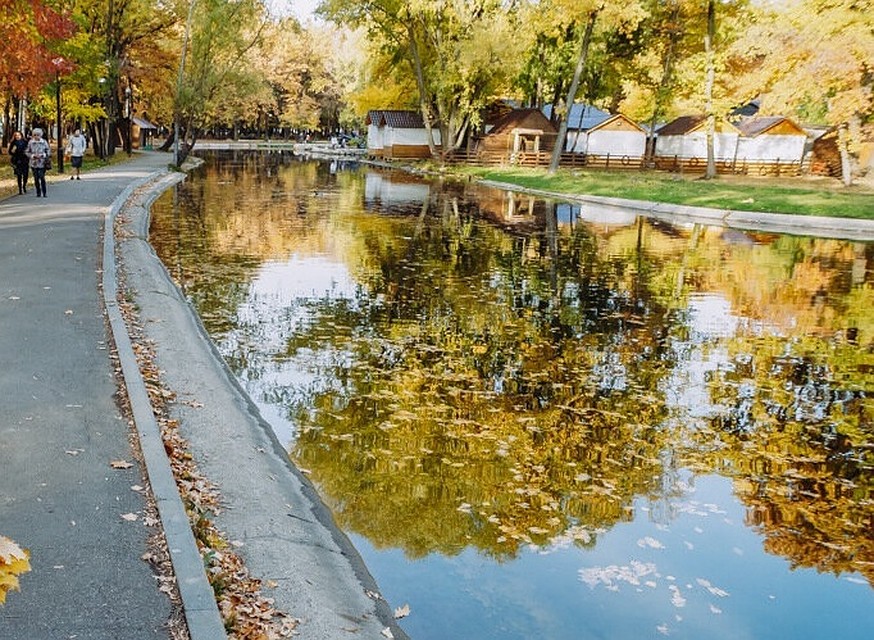 В водный канал в парке Гагарина частенько падают дети