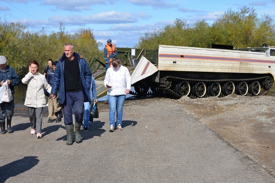 В затопленных поселениях местных жителей перевозят на таких автомобилях. Фото: пресс-служба ГУ МЧС по Хабаровскому краю
