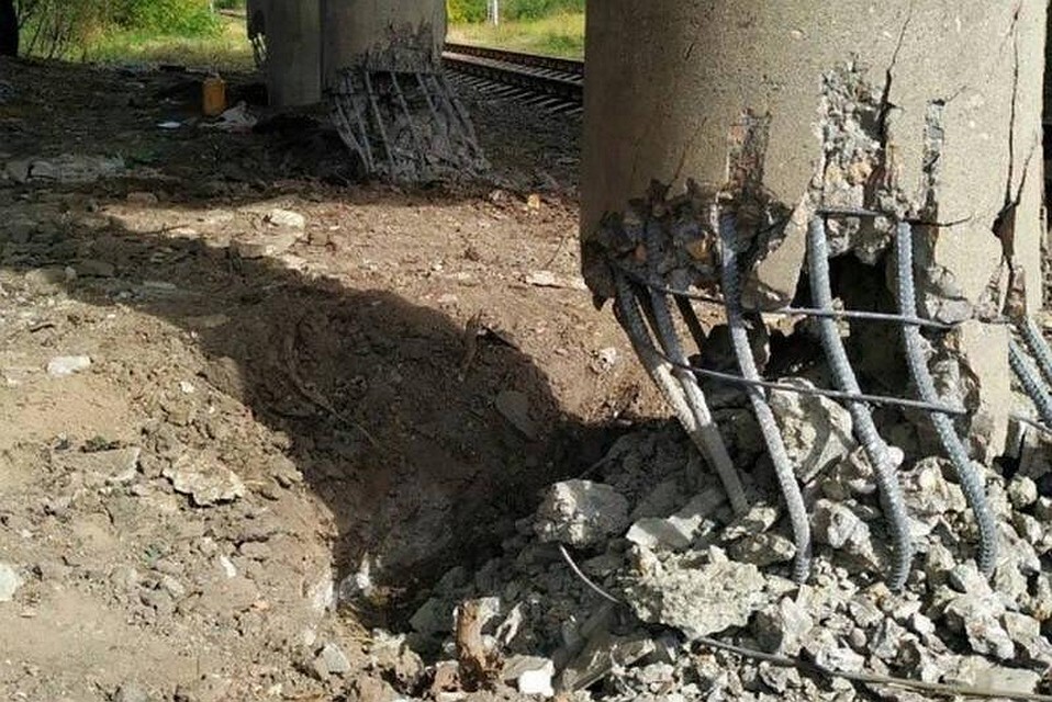 Взрывы раскрошили бетон, но арматура устояла