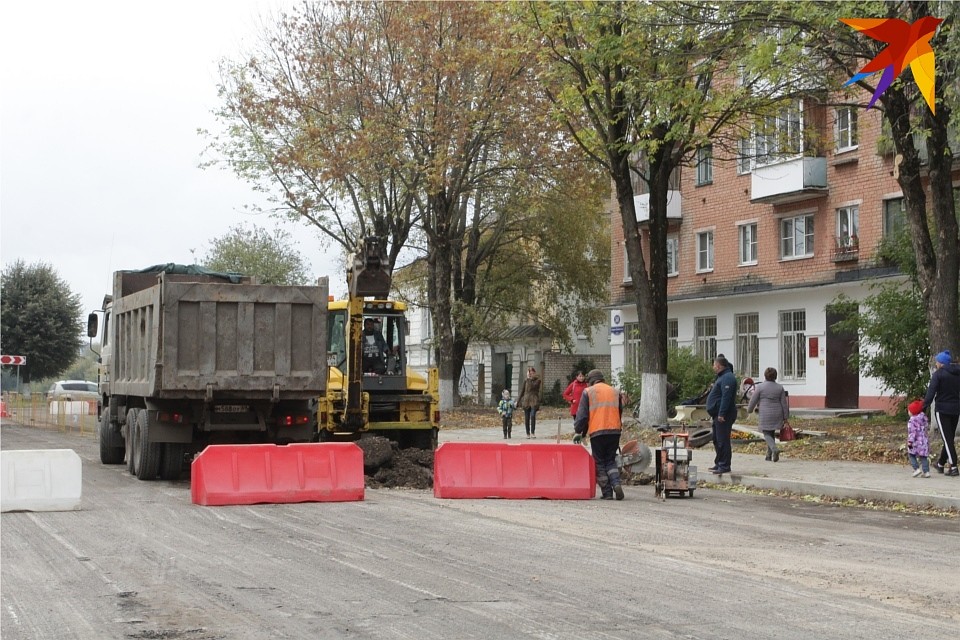 Когда на дорогу уложат новое асфальтовое покрытие, съезды с тротуара должны сравняться с проезжей частью.