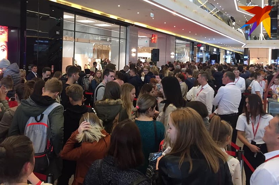 На открытии H&M в Минске собралось около тысячи человек