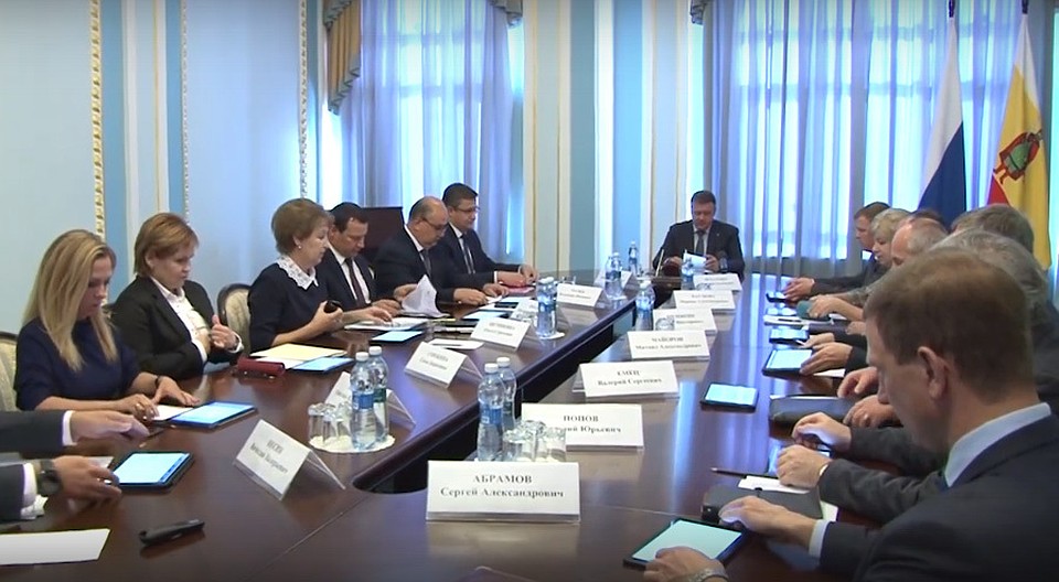 Кадр видеозаписи: совещание у губернатора Николая Любимова