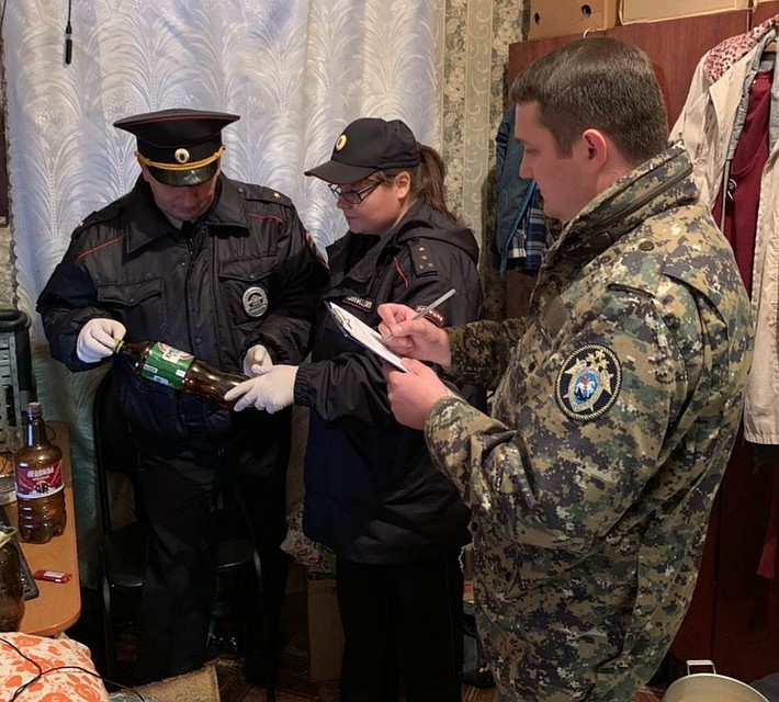 Осмотр дома потерпевшего. Фото СУ СКР региона