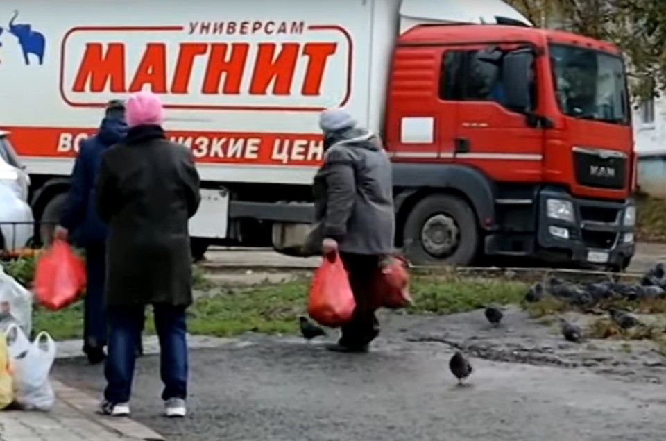 Эксперты объяснили, зачем магазин выбрасывает просроченные продукты