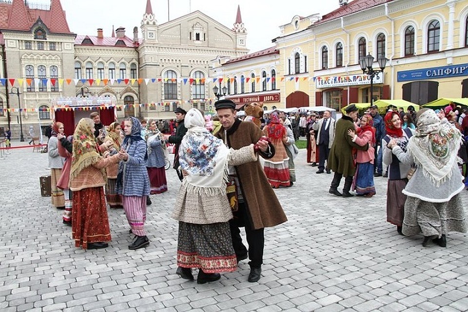 На площади прошла купеческая реконструкция, были организованы «Обжорные ряды» и ярмарка.