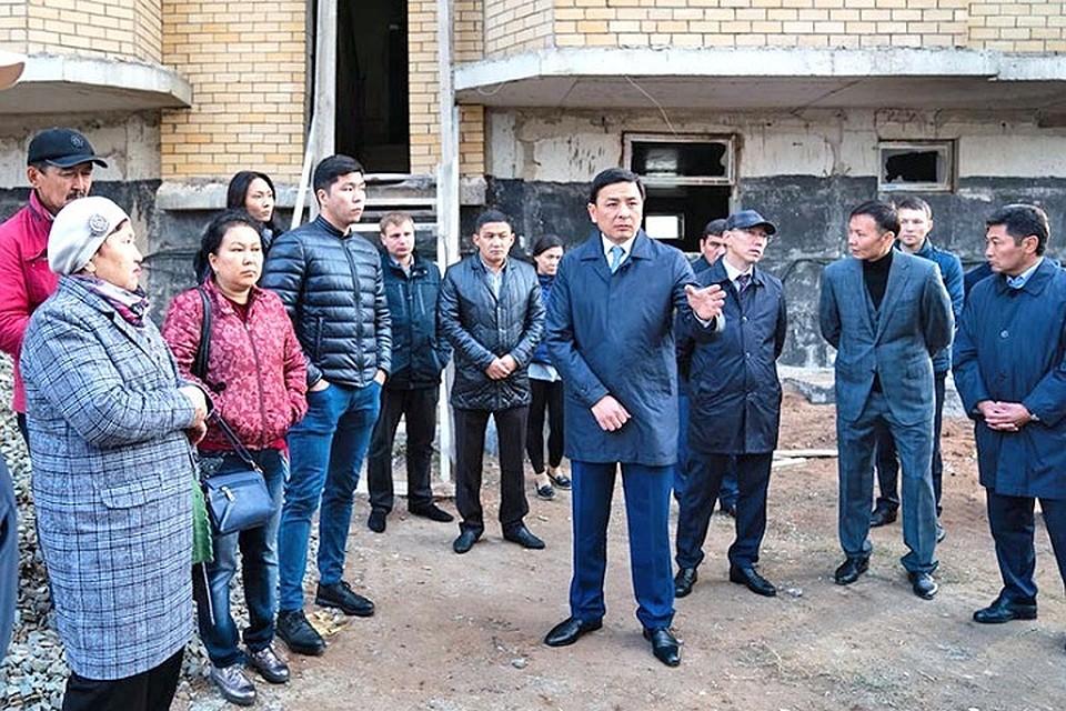 Главное их требование - немедленно обеспечить семьи жильем.