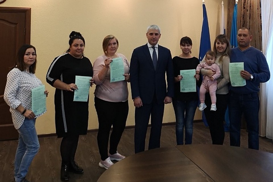 Ноябрьским семьям в статусе «36+» вручили жилищные сертификаты Фото: Администрация Ноябрьска