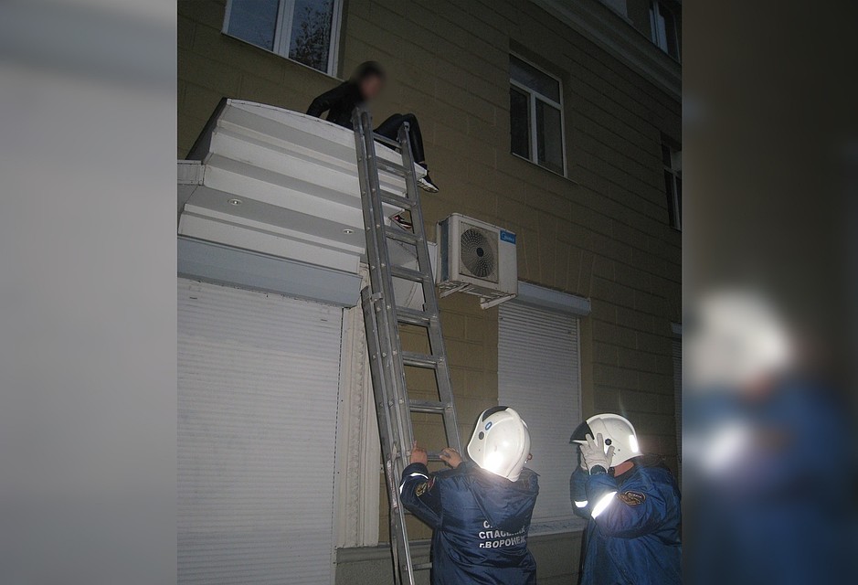 Девушки не побоялись залезть на козырек магазина, а дальше оробели.