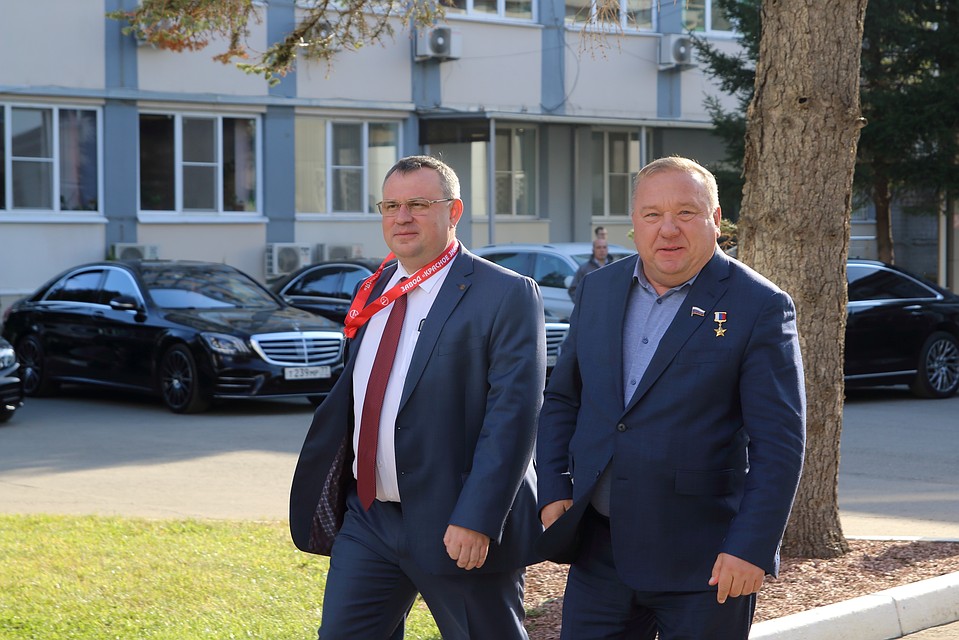 Владимир Шаманов высоко оценил заслуги завода в укреплении обороноспособности страны.