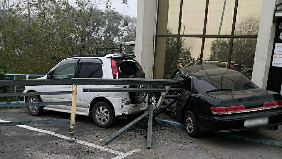 Автомобиль протаранил здание во Владивостоке. Фото:dpscontrol125rus