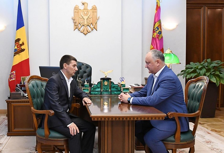 Президент Молдовы наградил водителя троллейбуса, в который врезался "Порш" за то, что тот спас пассажиров