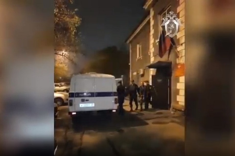На кадрах видно, как мужчину выводят из здания суда.