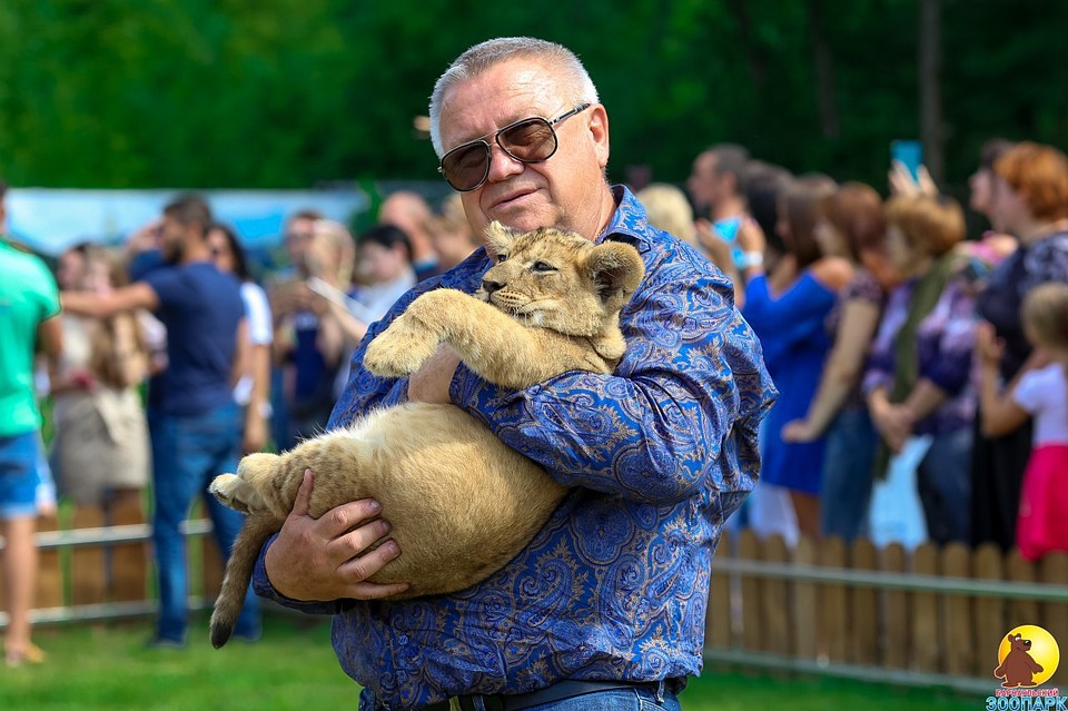 Сергей Писарев со львенком.