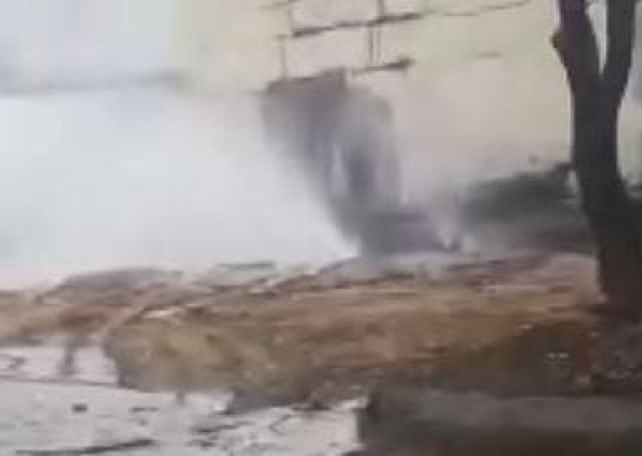 В Тюмени вновь прорвало трубу, на этот раз на Демьяна Бедного. Фото - "ЧС Тюмень".