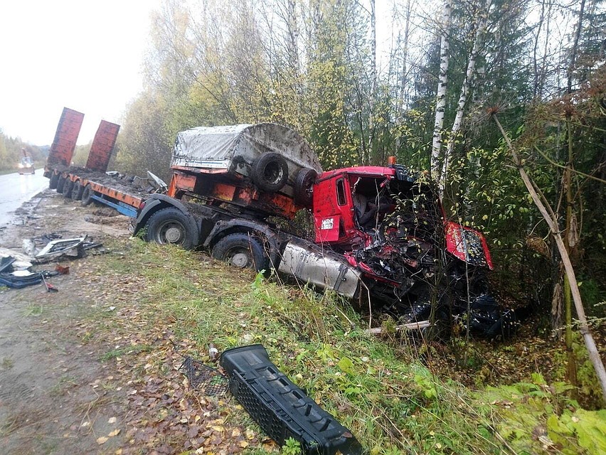 В первый раз автомобиль MAH столкнулся с большегрузом, стоящим на обочине. Источник фото: https://vk.com/gppoiskrk