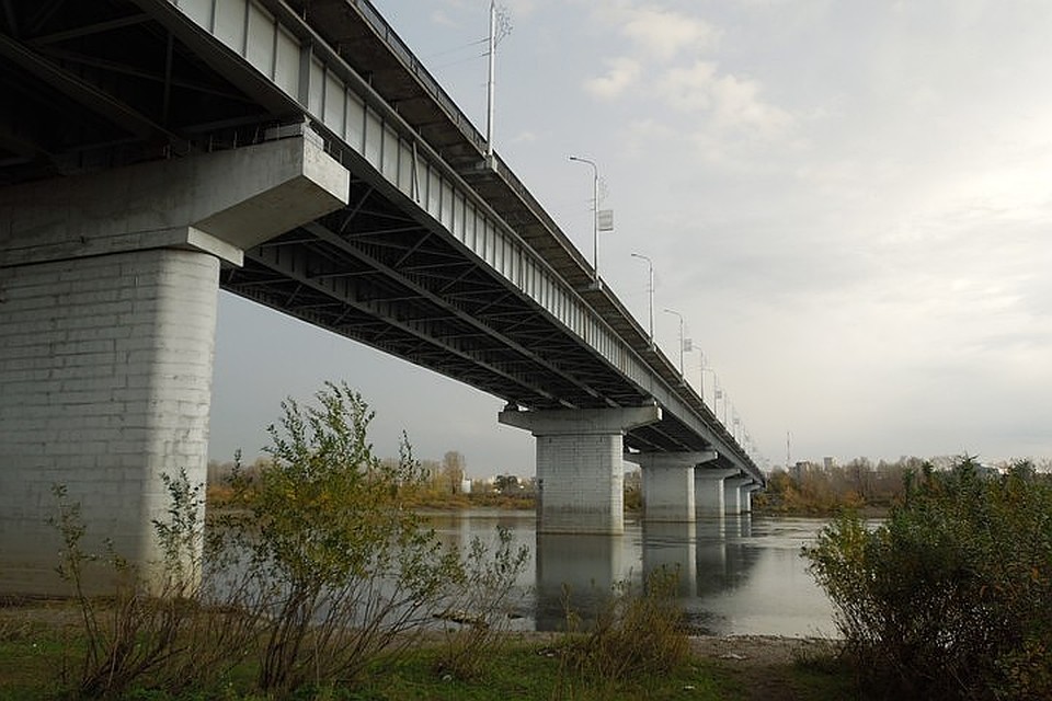 На Кузбасском мосту в Кемерове перекрыли проезд.ФОТО: Сергей ОСТРОУХИН