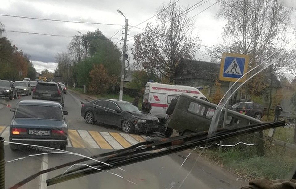 ДТП на улице Маяковского Фото: vk.com/"Подслушано у водителей. Тверь"/Виталик Гречин