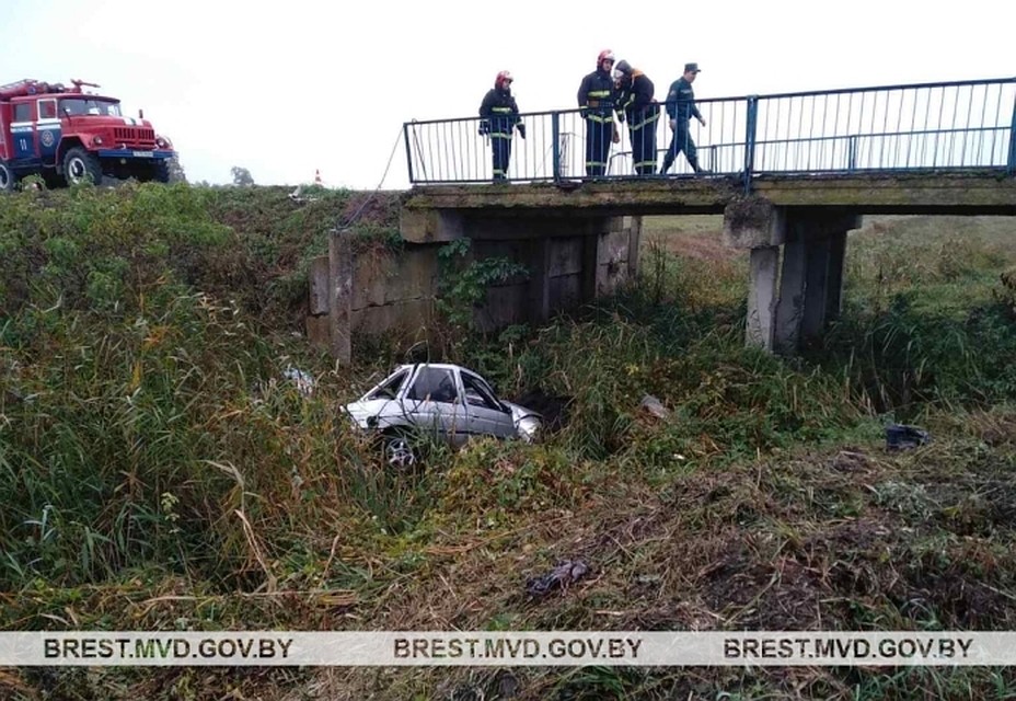 Автомобиль выехал на обочину и опрокинулся. Фото: УВД Брестского облисполкома