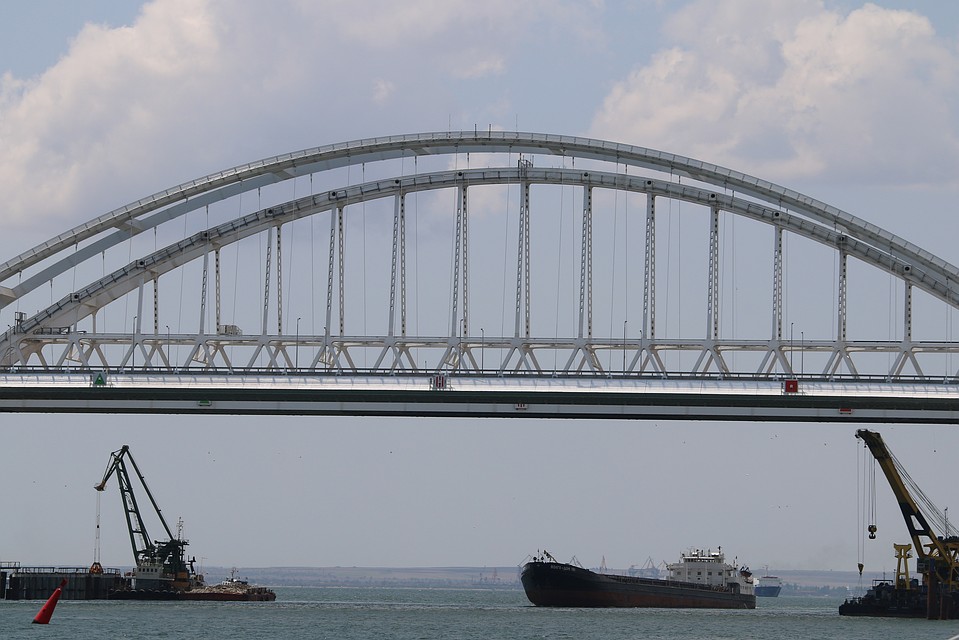 Люди с нетерпением ждут начала движения поездов по Крымскому мосту