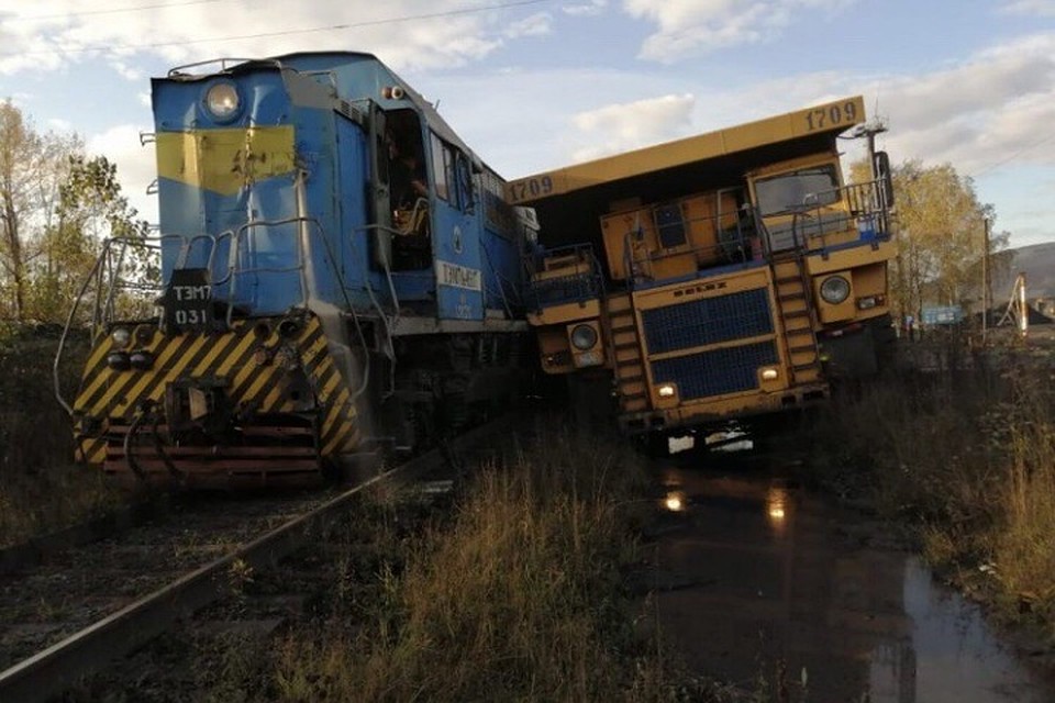 Тепловоз и БелАЗ столкнулись в Кузбассе. ФОТО: vk.com, "ДТП Новокузнецка"