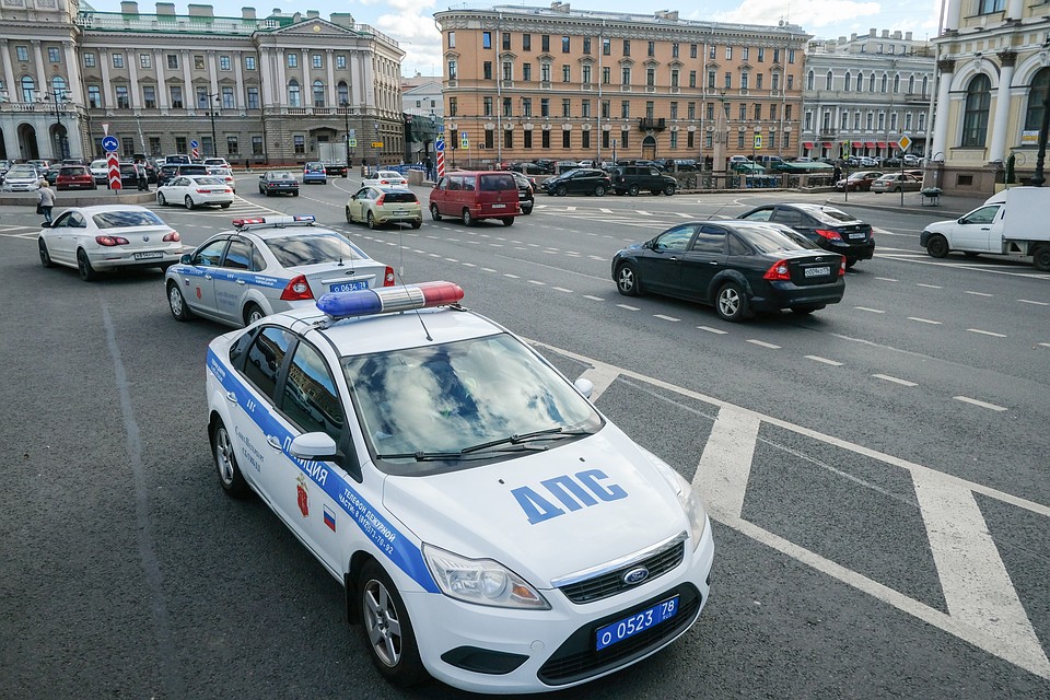 Угнанный у москвича "Лексус" ищут в Петербурге.