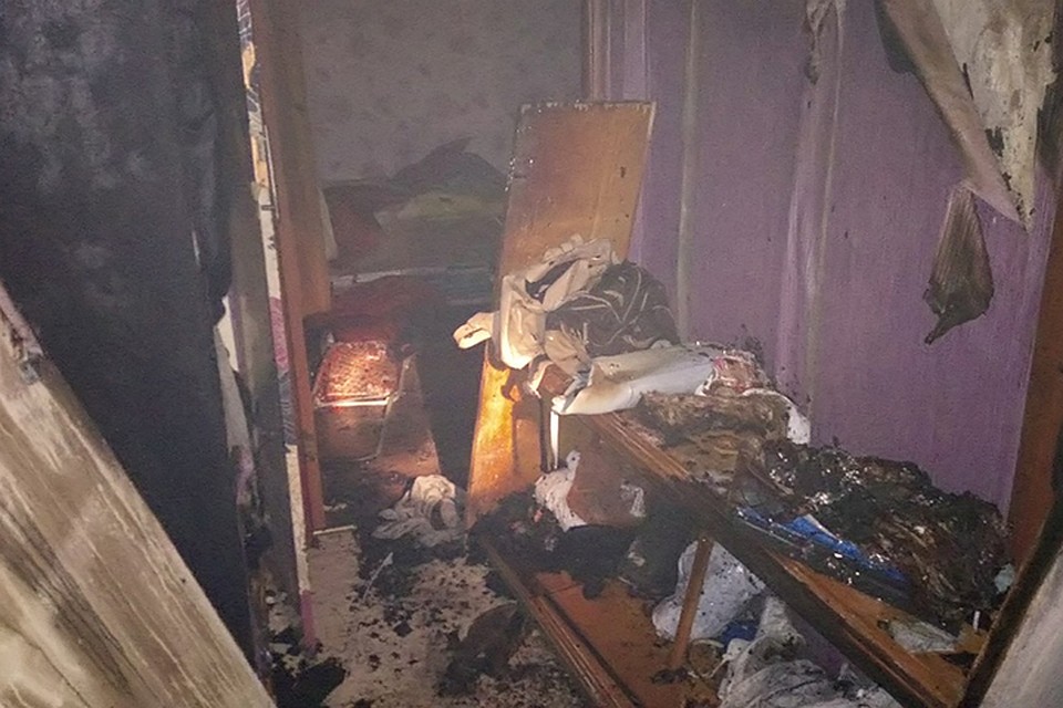 Из-за негерметичного газового баллона походной плитки выгорело имущество в двух квартирах. Фото: МЧС.