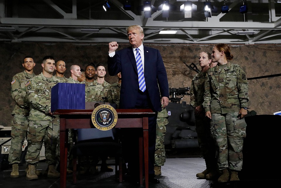 Президент США Дональд Трамп в окружении американских военных