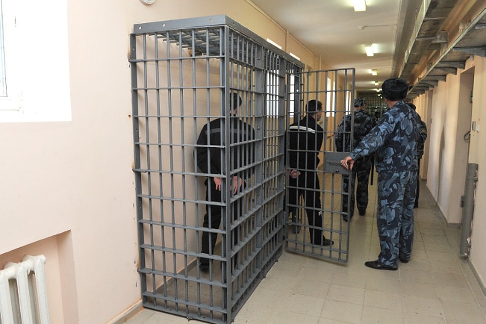 Так наркоторговец получил 30 тысяч рублей и тут же оказался в наручниках.