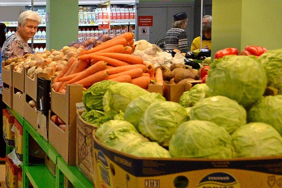 В супермаркетах Тверской области торговали просроченными продуктами и гнилыми овощами