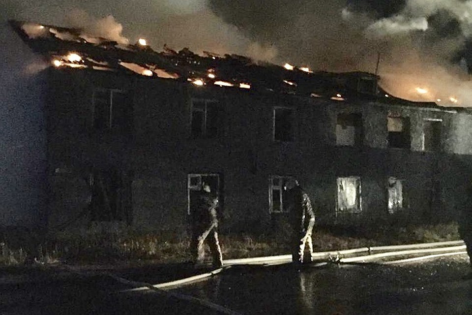 В Новом Уренгое ночью полыхал расселённый дом Фото: Главное управление МЧС России по ЯНАО