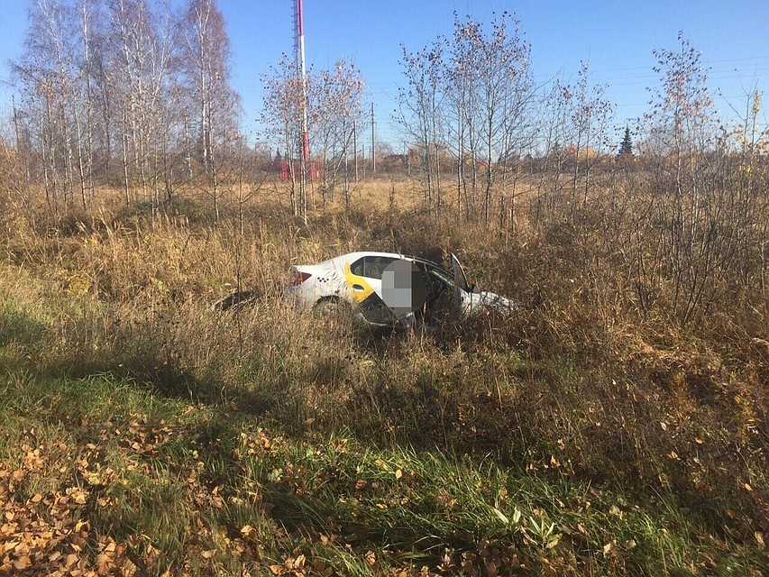 В Тюмени пьяный таксист вылетел с трассы. Фото - "ЧС Тюмень".