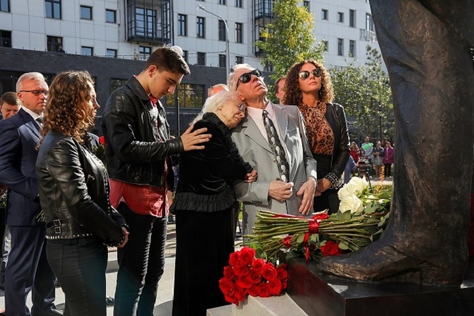 Семья Дмитрия Хворостовского на открытии памятника в Красноярске. Фото с официального сайта администрации Красноярского края.