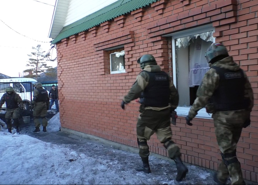 В Кемерове дом торговки наркотиками брали штурмом.ФОТО: ЛУ на транспорте МВД России по СФО