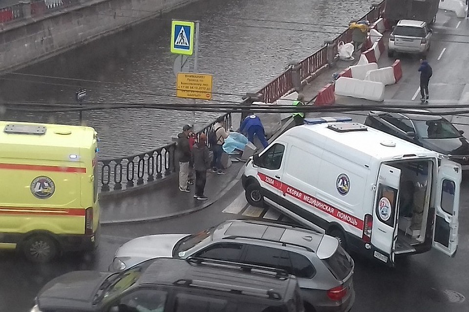 На канале Грибоедова сбили человека. Предположительно - туриста из Китая. Фото: vk.com/spb_today