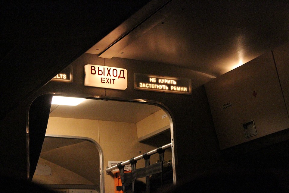 Пассажира самолета, летящего в Петербург, задержали за курение на борту