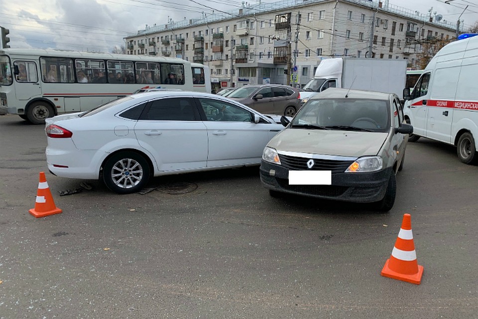 Машины заблокировали проезд другому транспорту. Фото: УГИБДД УМВД России по Кировской области