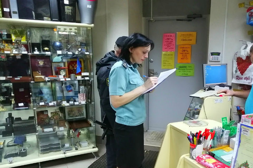 Пока арестованы помещения, на очереди - товар/ФОТО: пресс-служба УФССП по Ярославской области