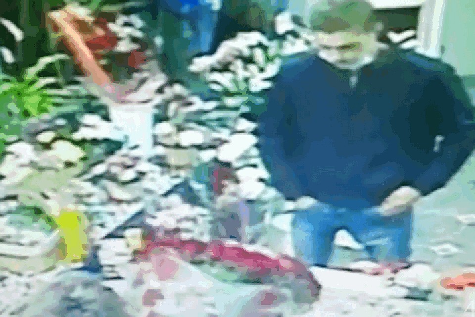Ради примирения с подругой юноша из Кузбасса украл букет за 10 000 рублей. ФОТО: кадр видео ГУ МВД России по Кемеровской области.