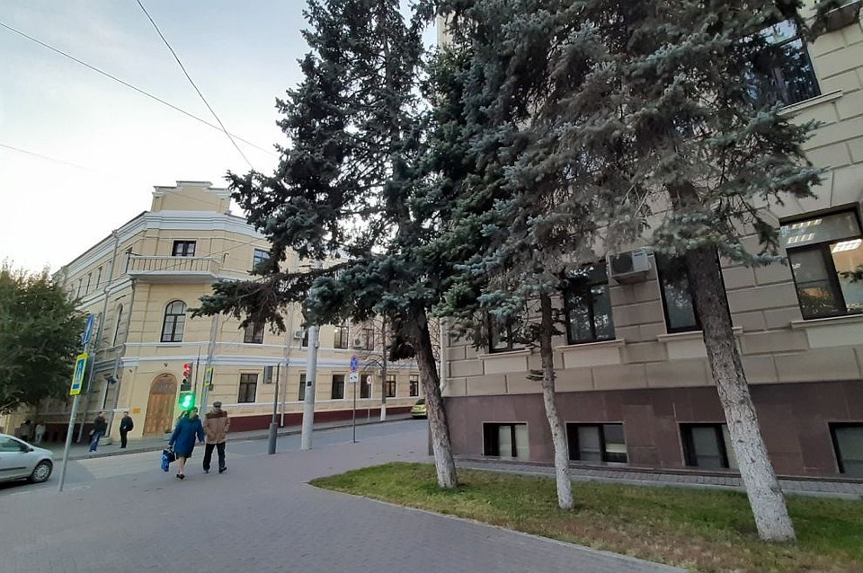 Здание музея через дорогу от Думы и администрации области.