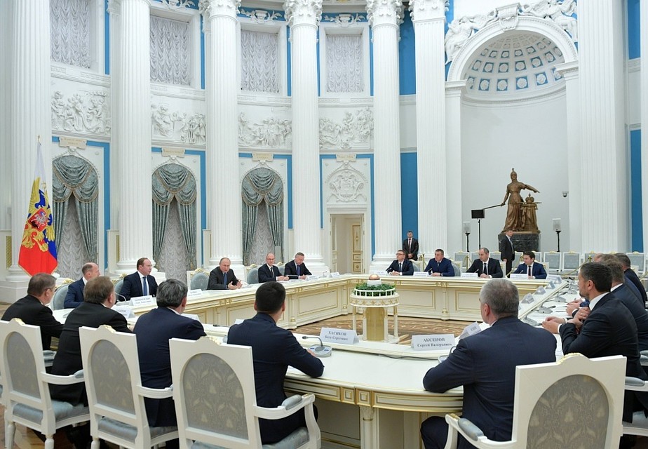 На встрече с Владимиром Путиным присутствовал и глава Петербурга Александр Беглов. Фото: twitter.com/KremlinRussia