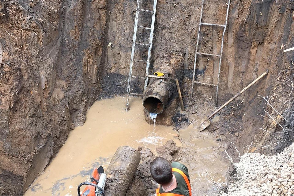 Людям подали воду