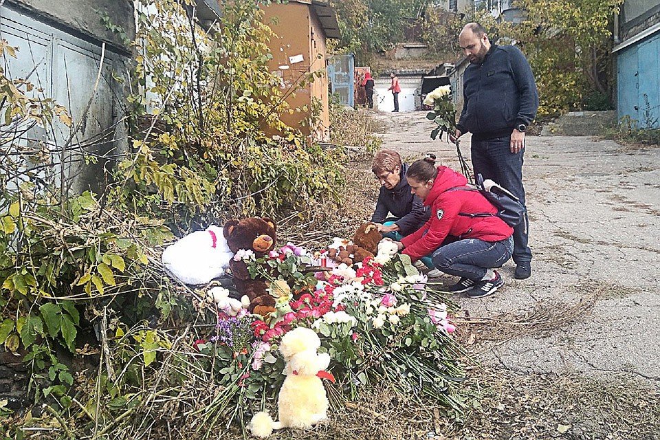 Саратов. Жители города несут мягкие игрушки и цветы к гаражному комплексу, где было найдено тело ранее пропавшей 9-летней девочки. Фото Алексей Кошелев/ТАСС