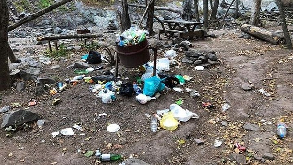Стараниями туристов красота превращается в помойку. Фото: blog_vladivostok