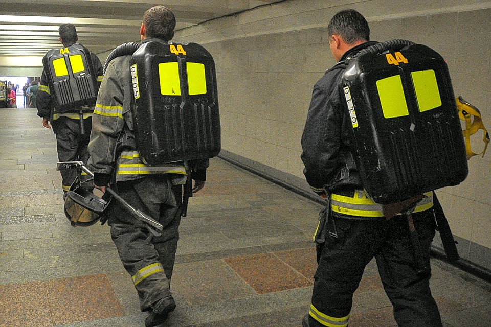 К станции метро "Выставочная" подъехали пожарные расчеты.