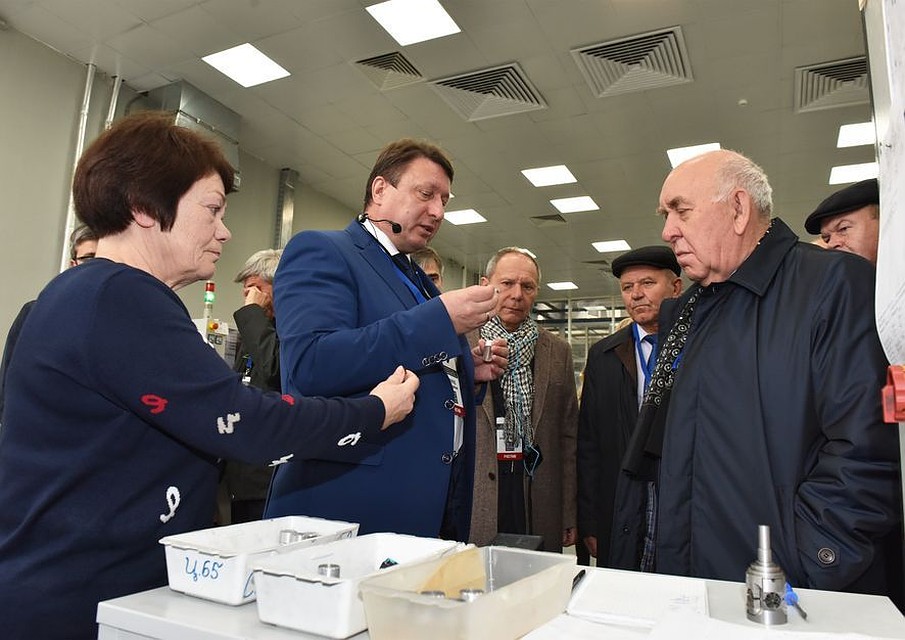 Руководитель завода провел экскурсию для представителей ФАС. Фото: пресс-служба предприятия
