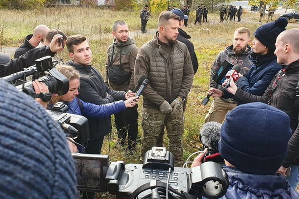 Владимир Зеленский с генералами не смогли ничего противопоставить в Золотом лидеру националистов Андрею Билецкому и теперь отыгрываются на подчиненных. Фото: hromadske - YouTube