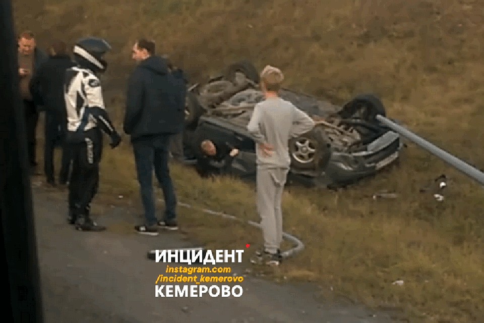 Не доехал: на кузбасской трассе автомобиль врезался в столб и перевернулся. ФОТО: vk.com, "Инцидент Кемерово"