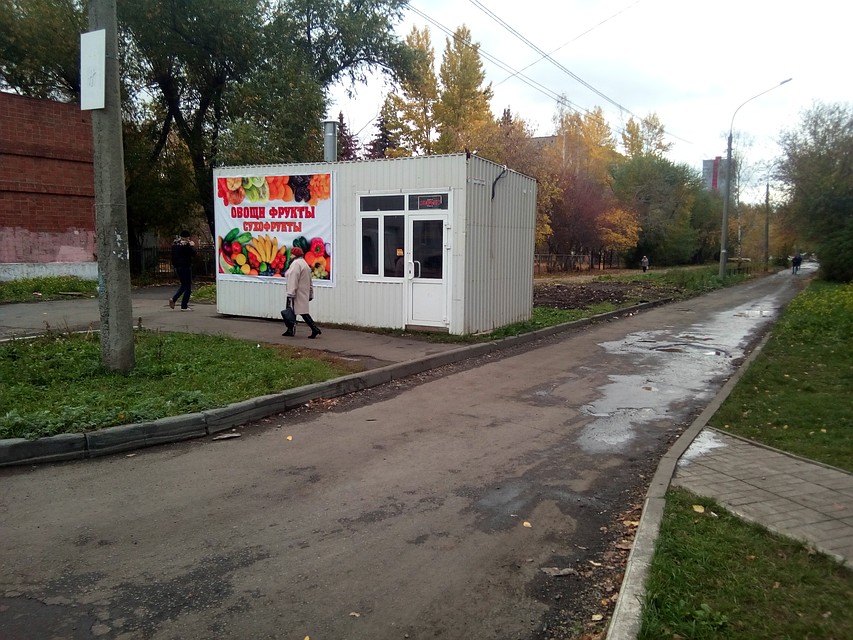 Эта будка перекрыла обзор водителям и пешеходам.