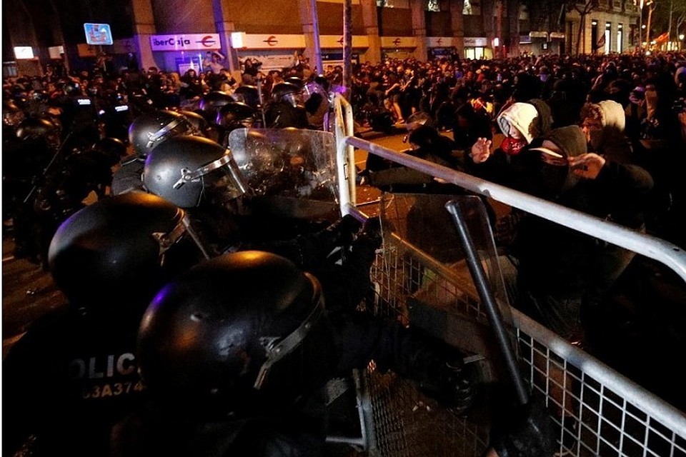 Массовые протесты в Барселоне. Фото: reuters